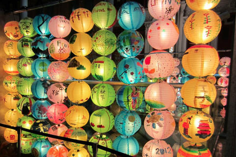 Singapore: Tết Trung thu ở Singapore mang đậm màu sắc Tết Trung thu Trung Quốc. Khu phố người Hoa ở Singapore năm nào cũng là nơi tổ chức Tết Trung thu khá vui nhộn. Tại đây, người ta bán đèn lồng và các vật dụng liên quan đến ngày Trung thu. Thông thường, hoạt động này được tổ chức trước đó hàng tháng trời. Những chiếc đèn lồng lung linh đủ màu sắc ở một con phố Singapore.