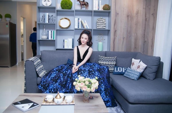 Cô thích thú với cách trang trí tuyệt đẹp của căn hộ mẫu.