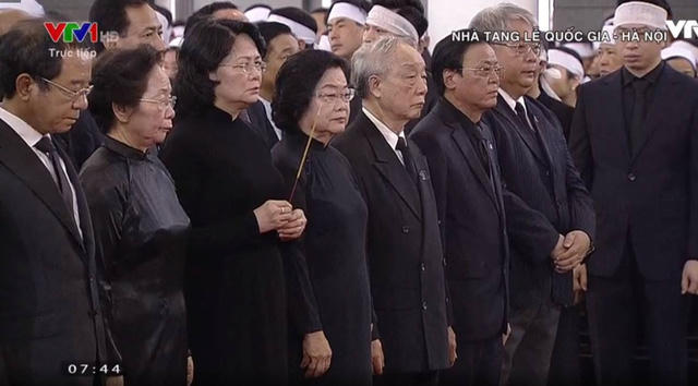 Đoàn Chủ tịch nước dâng nén hương tiễn biệt.