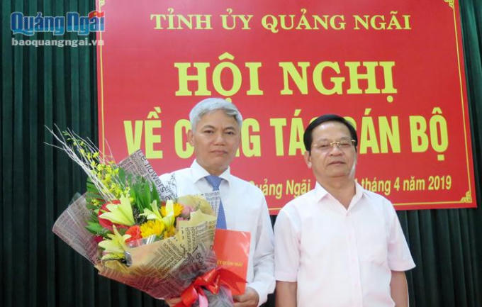 Bí thư Tỉnh ủy Quảng Ngãi trao quyết định và chúc mừng đồng chí Võ Văn Hào.
