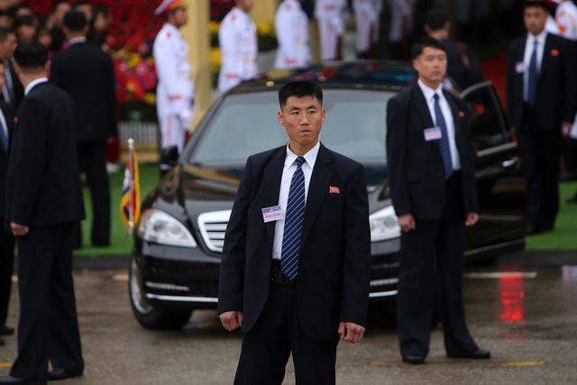 Theo AFP, đội vệ sĩ bảo vệ Chủ tịch Kim Jong-un được tuyển mộ rất kỹ lưỡng với các tiêu chí về sức khỏe, kỹ năng bắn súng, võ thuật, thậm chí cả ngoại hình. Quân đội Triều Tiên đã thành lập riêng một đơn vị cảnh vệ có nhiệm vụ chuyên bảo đảm an toàn cho ban lãnh đạo nước này.