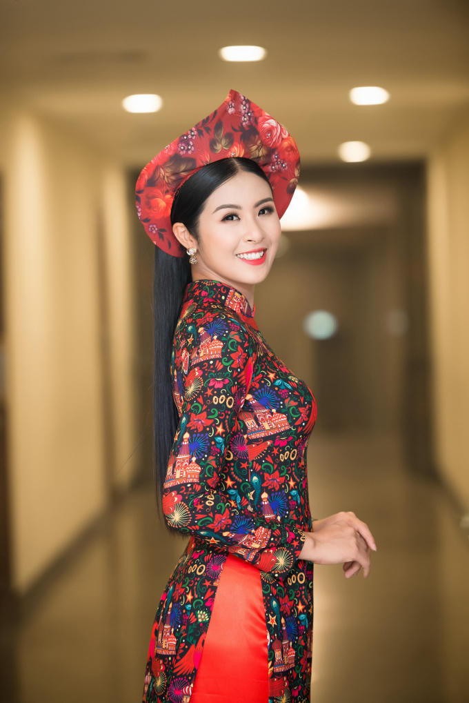 Không váy áo sexy, Ngọc Hân trung thành với áo dài truyền thống
