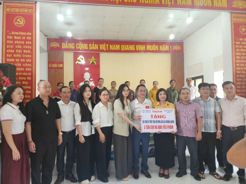 Đoàn công tác trao 5 tấn gạo và nhu yếu phẩm tới người dân bị thiệt hại do mưa bão tại xã Nghĩa Hành, Nghệ An.