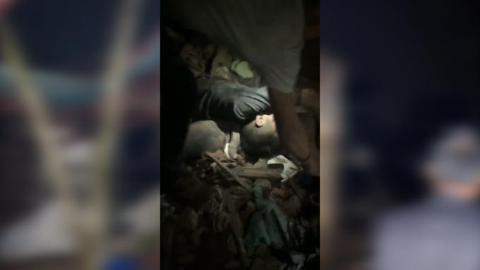 Người nhà nhanh chóng vào giải cứu các nạn nhân sau vụ nổ kinh hoàng.