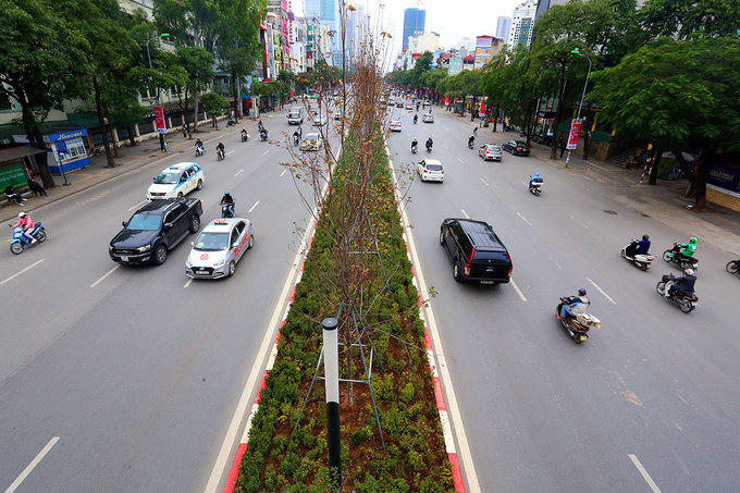 Cuối năm 2015, Hà Nội xén mở rộng hàng loạt tuyến đường như Phạm Hùng, Khuất Duy Tiến và Trần Duy Hưng với kinh phí hàng chục tỷ đồng. Trong đó, đường Trần Duy Hưng được phá bỏ khu vực cây xanh và thảm cỏ rộng cả chục mét. Sau khi mở rộng, tuyến đường này từ 4 làn xe đã thành 8 làn xe.