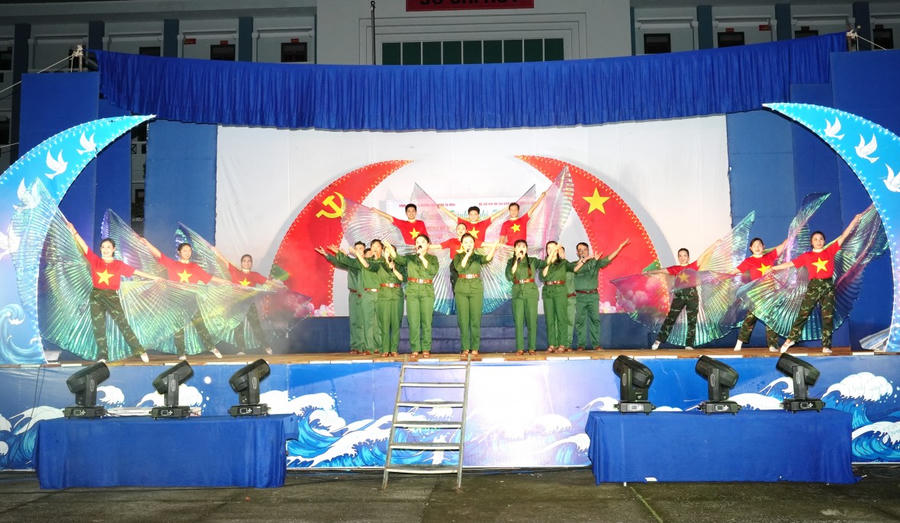 Đoàn Cải lương Hương tràm biểu diễn Chương trình văn nghệ phục vụ cán bộ, chiến sĩ BĐBP tỉnh và nhân dân.