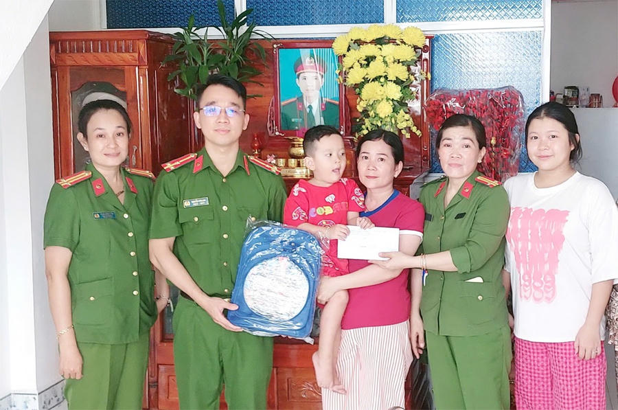 Phòng Cảnh sát cơ động Công an Bạc Liêu, tổ chức thăm hỏi, tặng quà và trao học bổng cho em Nguyễn Thành Đạt (ngụ xã Phong Thạnh Tây B, huyện Phước Long).