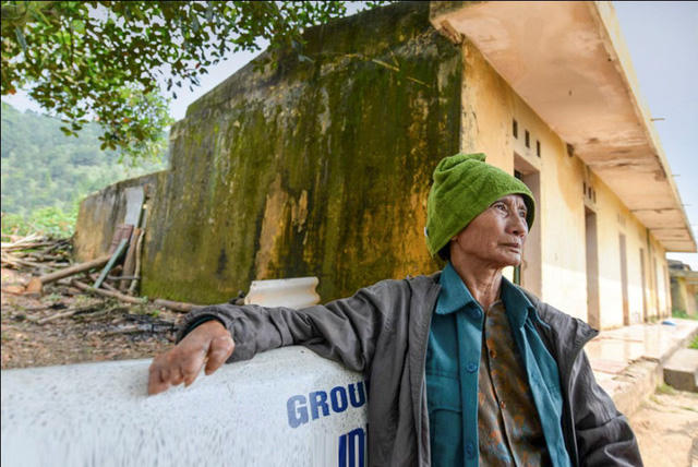 Trong số ít bệnh nhân còn ở lại cụ Khuất Thị Oanh, 70 tuổi, quê Phú Thọ. Cụ Oanh kể: "Một hôm khi đang nấu cơm tự dưng tôi thấy có cảm giác như có kiến bò ở trên mặt, sau hơ tay vào lửa thì không thấy nóng. Một thời gian sau tôi biết tôi bị bệnh. Tôi ở trại phong này gần nữa thế kỷ rồi, nên khi trại chuyển đi, tôi vẫn muốn ở lại cho đến lúc sang thế giới bên kia”.