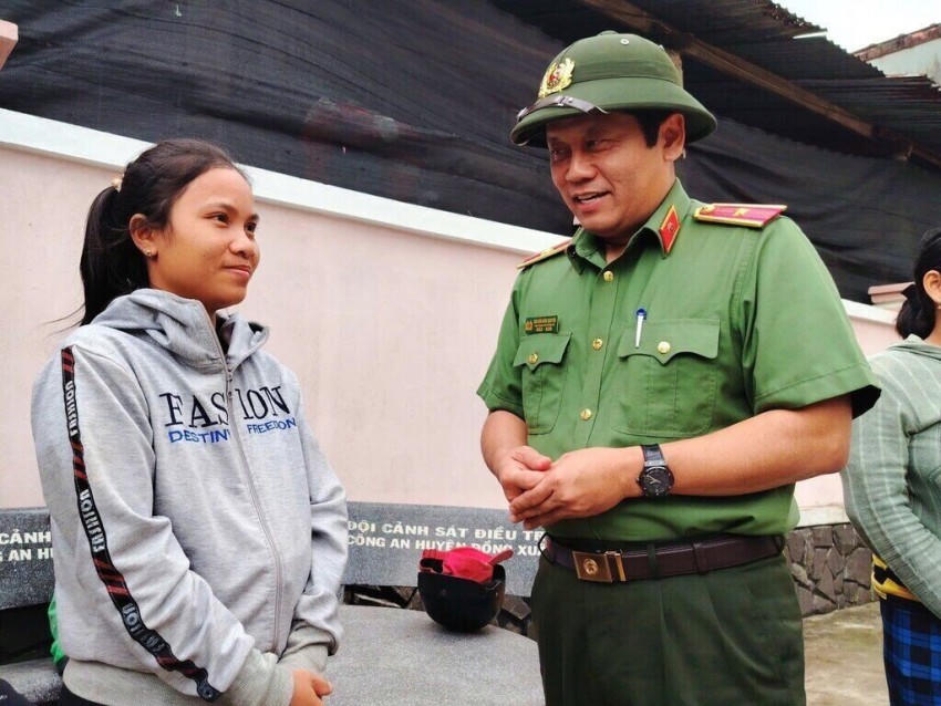 Thiếu tướng Nguyễn Hồng Nguyên – Phó Chánh Văn phòng Bộ, Phó Trưởng ban Thường trực Ban Chỉ huy Phòng thủ dân sự Bộ Công an thăm hỏi đời sống người dân vùng lũ. Ảnh: BCA