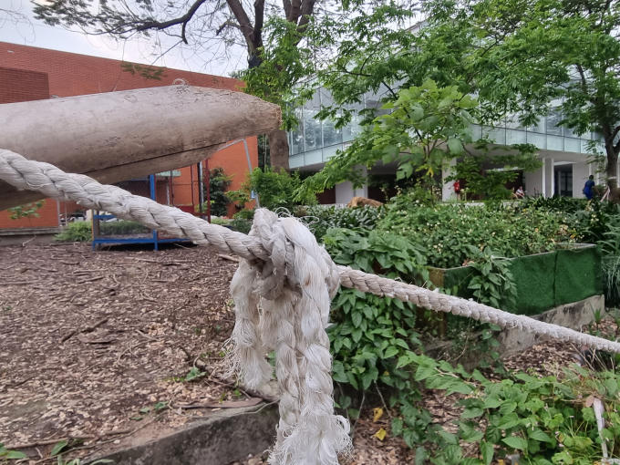 Dù được đầu tư với số vốn lớn, nhưng đơn vị quản lý công viên Yên Sở không tái đầu tư để tạo cảnh quan đẹp cho khu vực này, khiến nhiều hạng mục dần xuống cấp, gây mất mĩ quan.