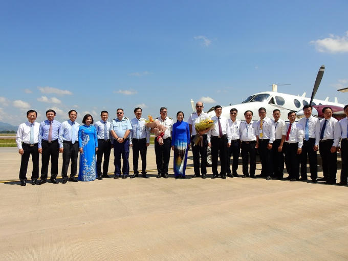 Đoàn lãnh đạo tỉnh Quảng Ninh cùng phi hành đoàn chụp ảnh lưu niệm trong sự kiện quan trọng.