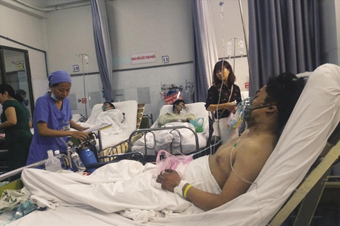 Các nạn nhân vụ cháy chung cư Carina đang nằm điều trị tích cực tại Khoa Cấp cứu BV Nguyễn Tri Phương. Ảnh: TRƯỜNG SƠN