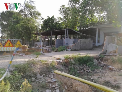 Dự án thi công nham nhở gây nguy hiểm và khó khăn cho người dân sống 2 bên đường.