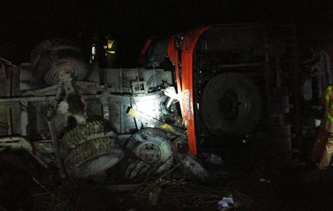 Xe khách loại 54 chỗ lúc này đang chở rất nhiều hành khách bị lật nhào.