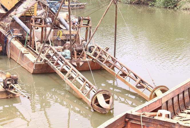 Dàn khoan của Công ty Thiên Ý nghi dùng để khai thác vàng sa khoáng.