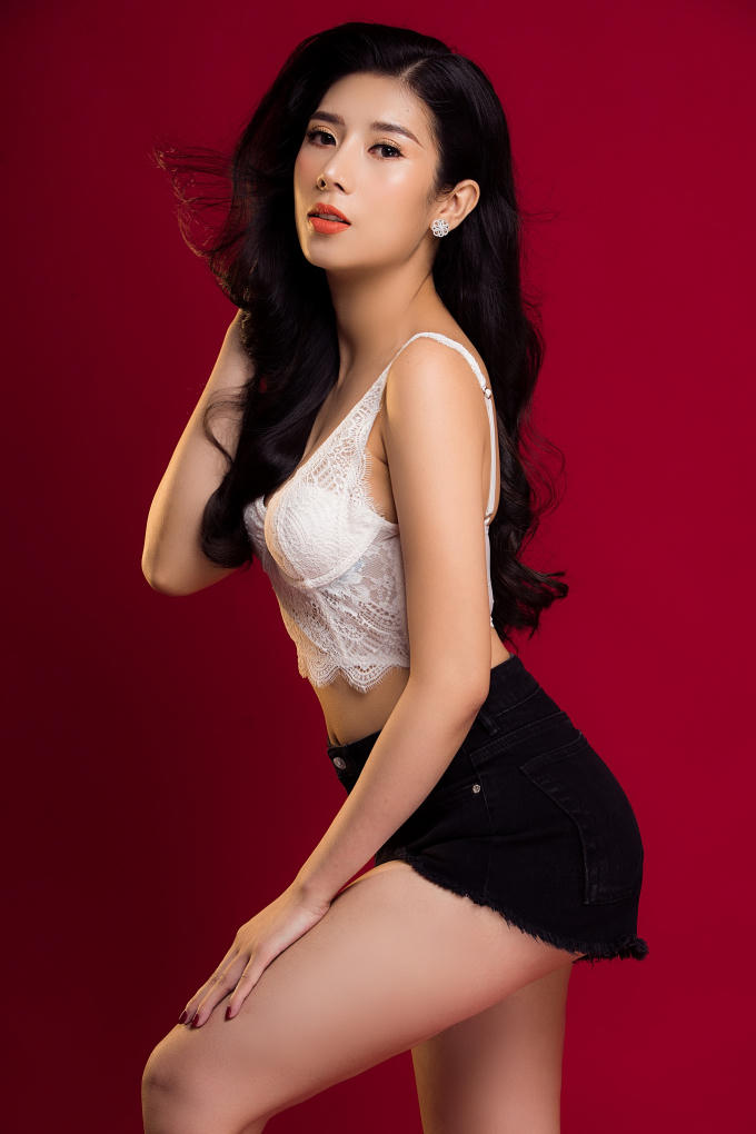 Trong bộ hình mới, Dương Yến Nhung rũ bỏ hình ảnh “ngọc nữ” thường thấy khi táo bạo khoe thân hình gợi cảm với nội y.