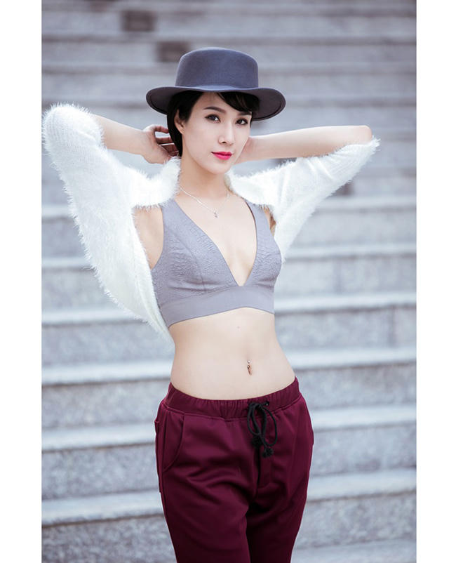 Diệp Lâm Anh xuất hiện với phong cách sexy, hiện đại.