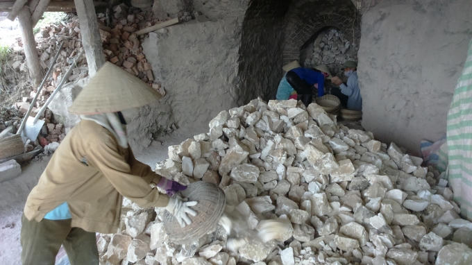 Một lò vôi thủ công đang hoạt động tại xã Hoàng Giang, huyện Nông Cống.