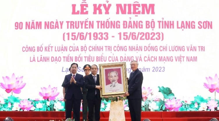 Đồng chí Nguyễn Hòa Bình, Ủy viên Bộ Chính trị, Bí thư Trung ương Đảng, Chánh án Tòa án nhân dân tối trao tặng ảnh chân dung Bác Hồ cho Đảng bộ, chính quyền và Nhân dân các dân tộc tỉnh Lạng Sơn