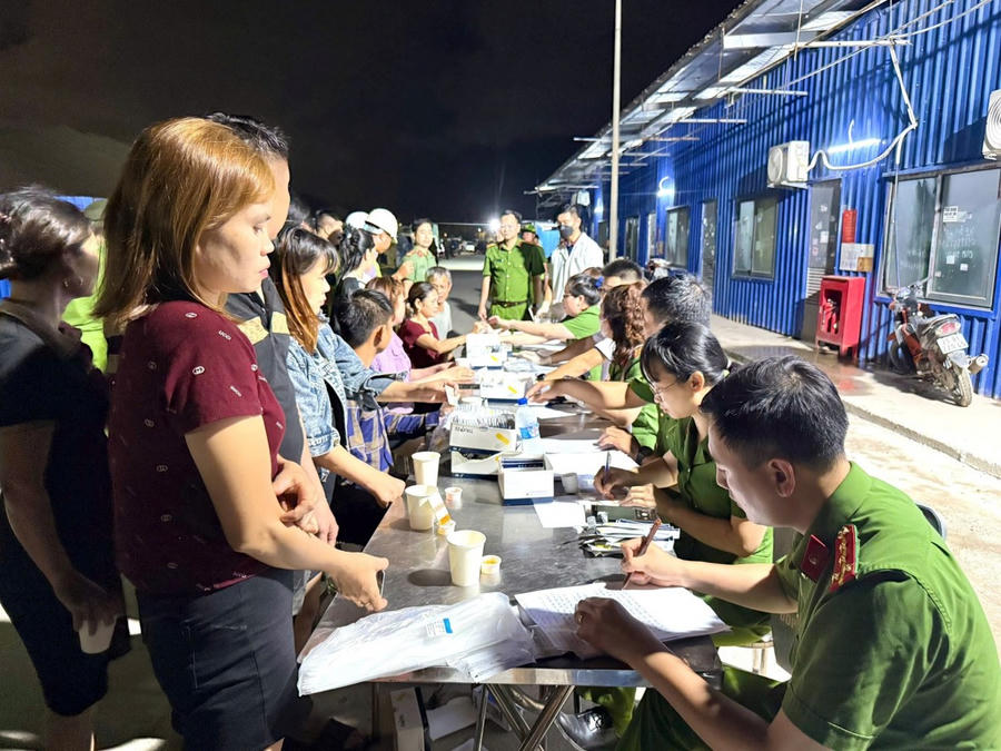 Lực lượng chức năng kiểm tra, xét nghiệm ma túy đối với công nhân tạm trú tại khu nhà ở công nhân Vũ Yên 1.