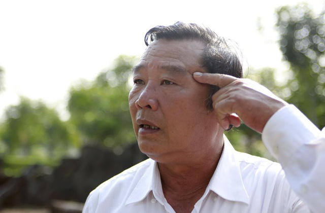Ông Pham Thanh Cong chỉ vào vết sẹo trên đầu do trúng mảnh đạn trong vụ thảm sát Mỹ Lai (Ảnh: AP)