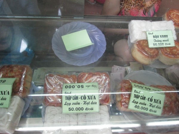 Mỗi chiếc bánh có giá từ 40.000- 60.000 đồng/chiếc. Ảnh: Diệu Thuỳ.