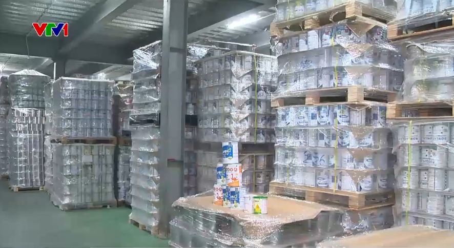 Kho sản xuất sữa bột giả bị công an phát hiện, triệt phá - Ảnh: VTV