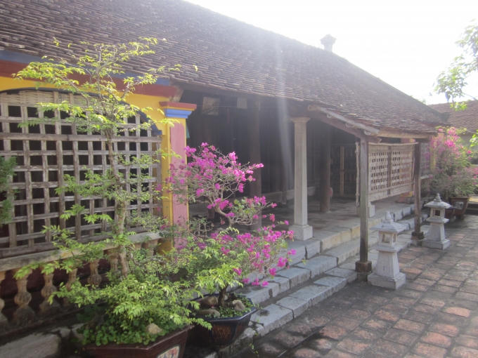 Trong làng có ngôi nhà của ông Lương Trọng Duệ là còn tương đối nguyên vẹn. Ngôi nhà 5 gian có tuổi đời khoảng 200 năm, nó được gia đình ông Duệ gìn giữ qua nhiều đời con cháu.