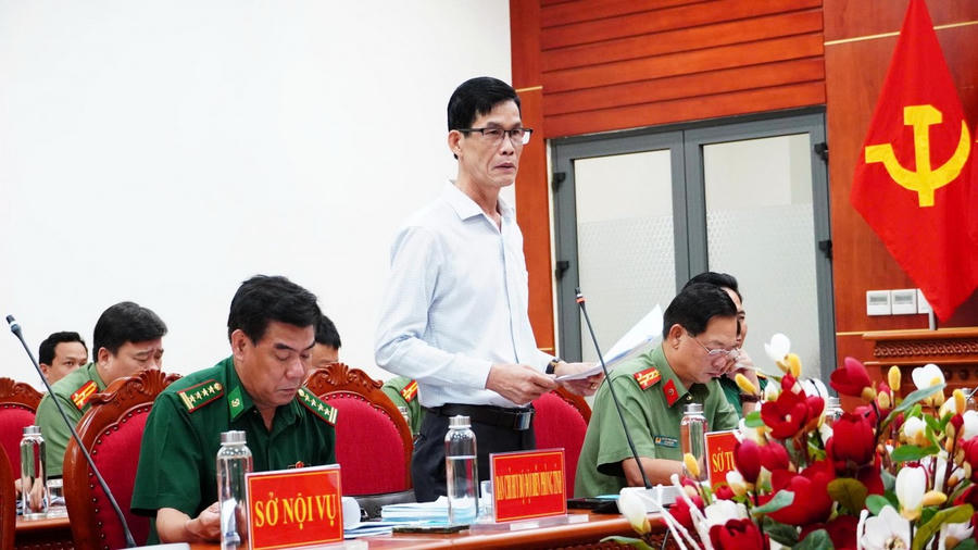 TS Phạm Quốc Sử - Phó Giám đốc Sở Tư pháp Cà Mau, báo cáo tóm tắt tại cuộc họp.
