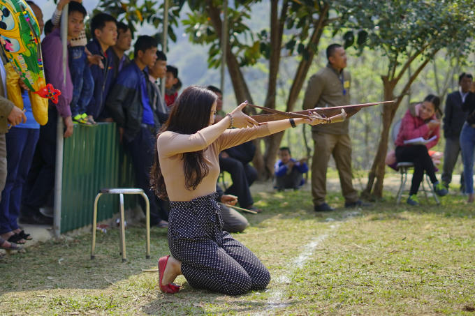 Một số trò chơi như bắn nỏ, kéo co, đẩy gậy,... luôn gây sự chú ý cho người dân cùng du khách tại lễ hội.
