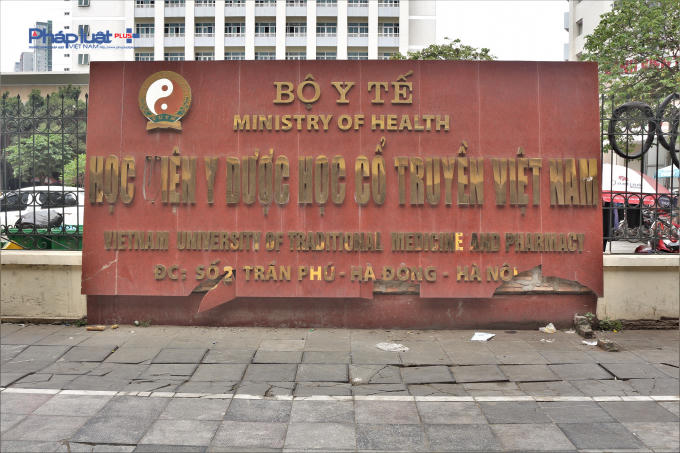 Trên đường Trần Phú đoạn gần Viện Y học cổ truyền Việt Nam, vỉa hè đá tự nhiên xuất hiện nhiều vết nứt vỡ.