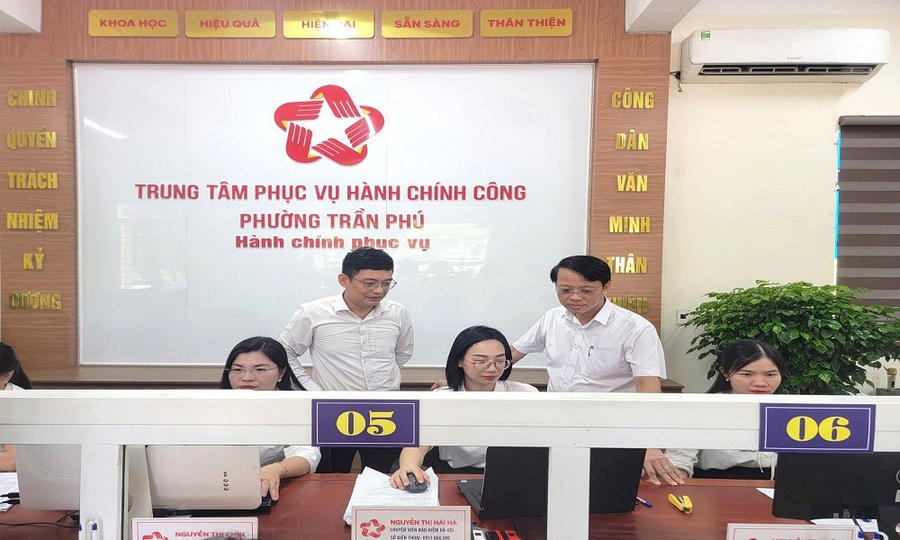 BHXH khu vực XV và BHXH các huyện, thị xã trên địa bàn tỉnh Hà Tĩnh đã đồng loạt triển khai vận hành thử nghiệm mô hình chính quyền địa phương hai cấp tại bộ phận "Một cửa" cấp xã, phường.