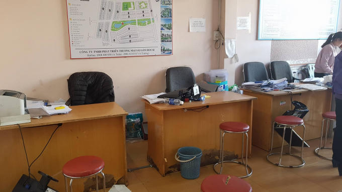 Nhiều m&aacute;y t&iacute;nh trong ph&ograve;ng bị đập ph&aacute; hư hỏng.