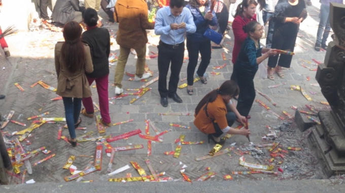 Khách thập phương vô tư xả rác bừa bãi ngay tại sân đền Cờn (Nghệ An).