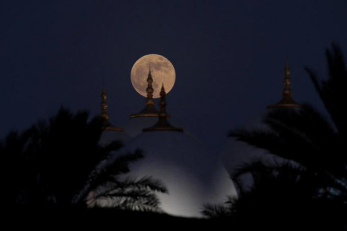 Hiện tượng trăng máu ở Abu Dhabi, United Arab Emirates.