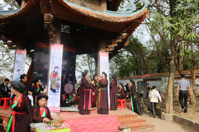 Giới trẻ th&iacute;ch th&uacute; diện &aacute;o d&agrave;i tứ th&acirc;n đi trẩy hội Lim