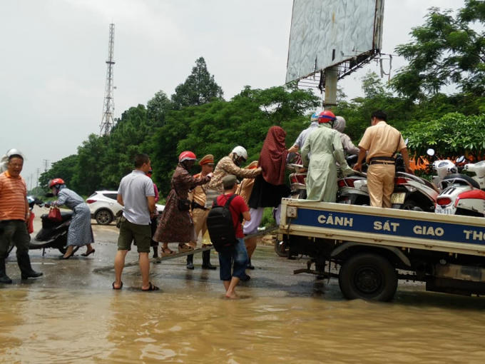 Mưa lớn khiến giao thông di chuyển trên đường khó khăn.