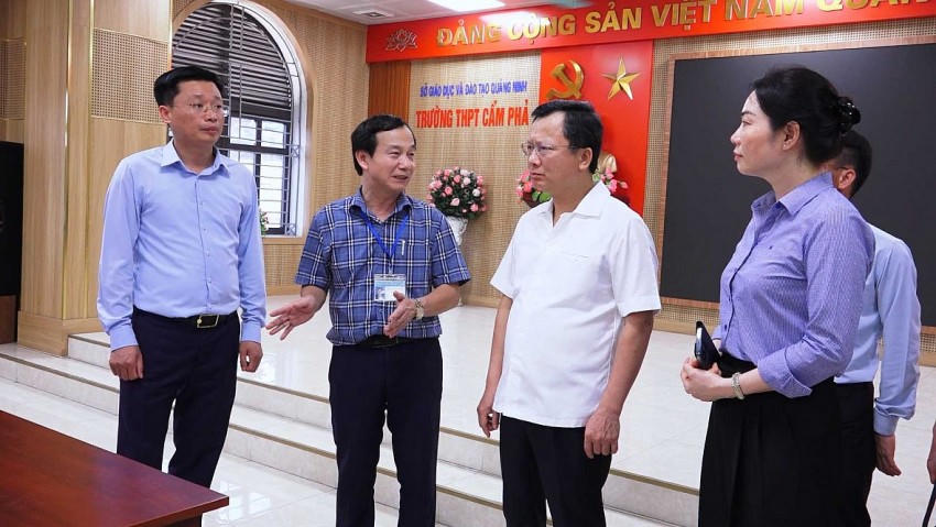 Chủ tịch UBND tỉnh Quảng Ninh Cao Tường Huy cùng các Ban ngành kiểm tra công tác chuẩn bị cho kỳ thi tuyển sinh vào lớp 10 tại Trường THPT Cẩm Phả.