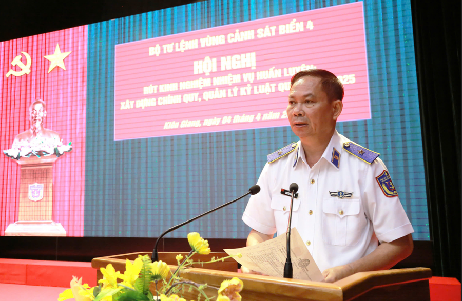 Thiếu tướng Nguyễn Văn Dũng - Bí thư Đảng ủy, Chính ủy Bộ Tư lệnh Vùng Cảnh sát biển 4 phát biểu chỉ đạo hội nghị