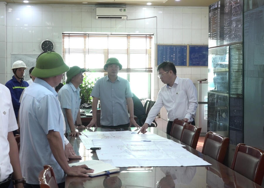 Ông Ngô Hoàng Ngân, Chủ tịch HĐTV Tập đoàn TKV đi kiểm tra và chỉ đạo công tác khắc phục hậu quả bão số 3 tại Công ty Than Thống Nhất.