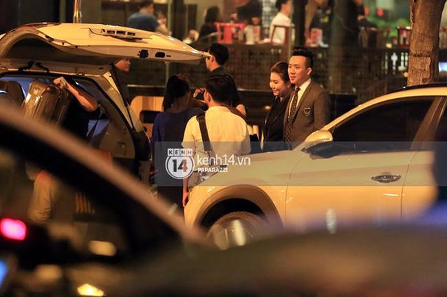 Hari Won và Trấn Thành trở ra sau màn cầu hôn bí mật trên quán bar.