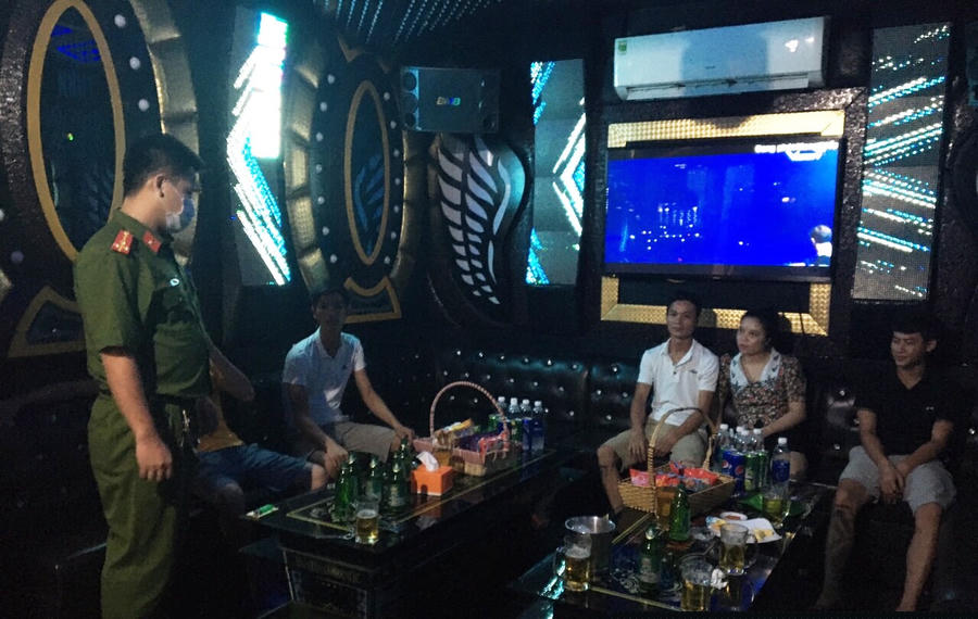 Lực lượng chức năng kiểm tra hành chính tại quán Karaoke Minh Nhật