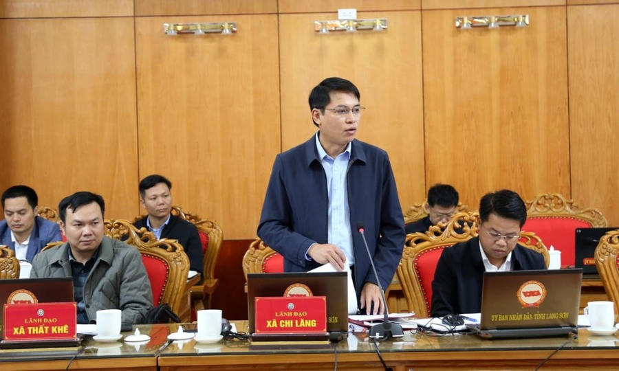 Lãnh đạo xã Chi Lăng báo cáo tại cuộc họp.