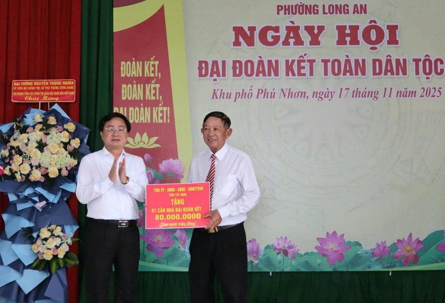 Bí thư Tỉnh ủy Tây Ninh Nguyễn Văn Quyết trao tặng căn nhà Đại đoàn kết cho khu phố Phú Nhơn.