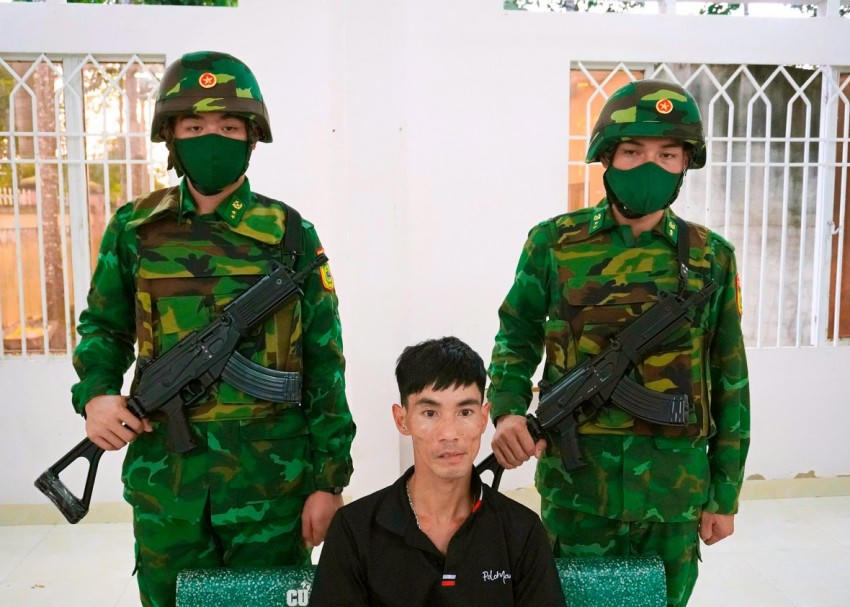 Đối tượng Trần Đình Sâm tại Đồn Biên phòng cửa khẩu Mỹ Quý Tây.