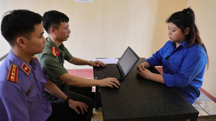 Đối tượng Trần Thanh Huyền tại cơ quan An ninh điều tra, Công an tỉnh Lào Cai. Ảnh: Công an Lào Cai.