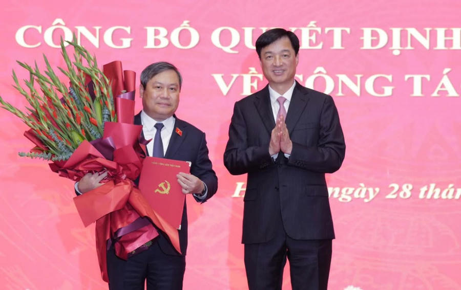 Ủy viên Bộ Chính trị, Bí thư Thành ủy Hà Nội Nguyễn Duy Ngọc trao quyêt định, tặng hoa chúc mừng tân Phó Bí thư Vũ Đại Thắng (Ảnh: Hữu Thắng).