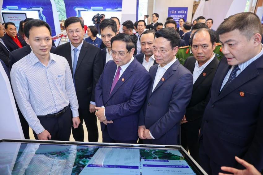 Thủ tướng Phạm Minh Chính thăm mô hình phát triển khoa học công nghệ của một số đơn vị.