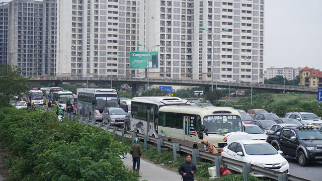 Cao tốc Pháp Vân - Cầu Giẽ đoạn nút giao gần bến xe Nước Ngầm ùn tắc kéo dài theo chiều về nội thành Hà Nội.