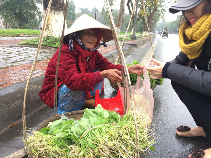 Bà Nguyễn Thị Tồn 80 tuổi cùng gánh hàng rong (Ảnh: Nguyễn Hiền)